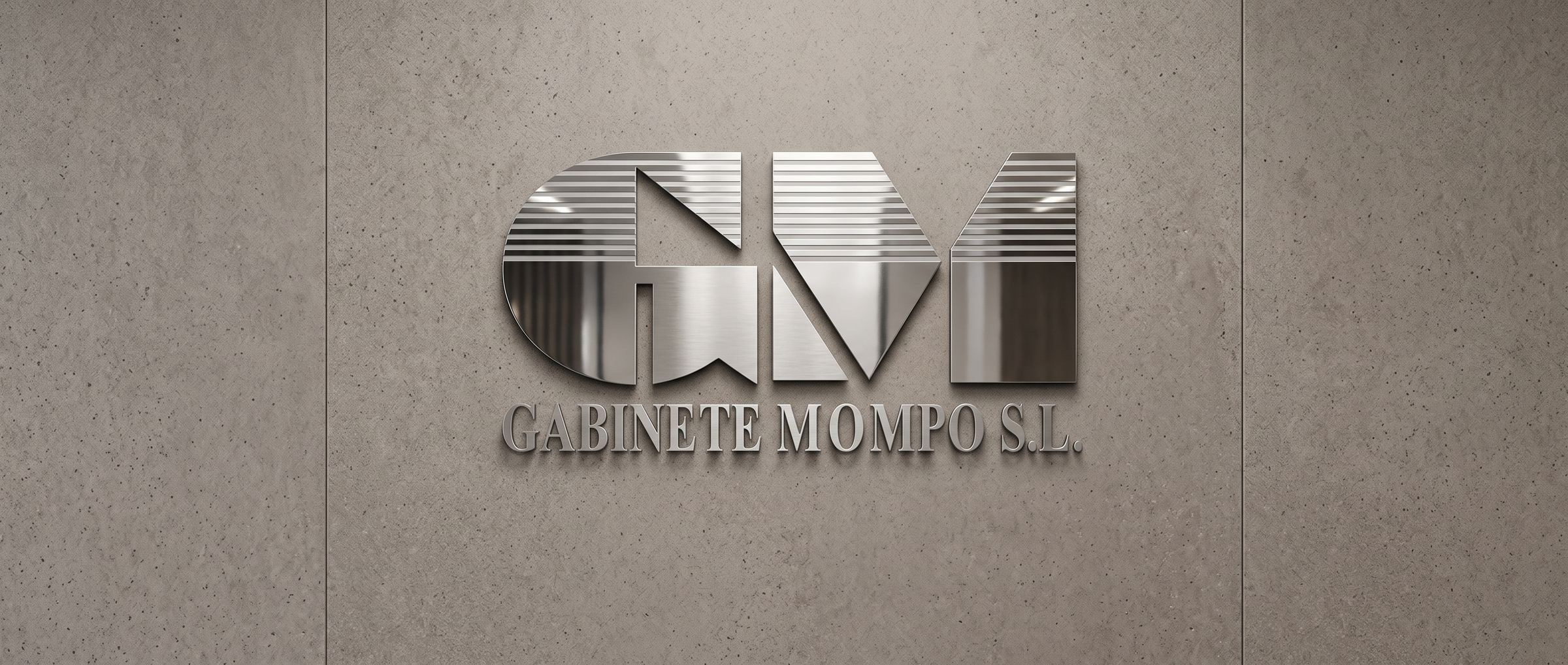 Placa metálica con el logotipo de Gabinete Mompó S.L. sobre pared de piedra caliza