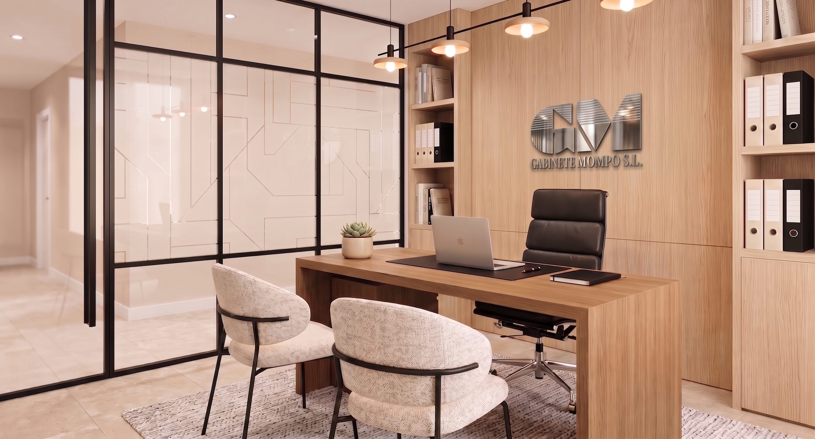 Despacho de Gabinete Mompó S.L.: mesa de madera, sillón de cuero negro y el logotipo de la empresa sobre panel de roble, con iluminación cálida